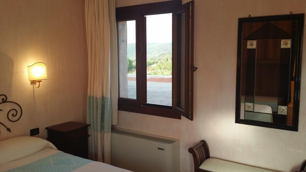 Hotel Ristorante La Tana Di Li Mazzoni Trinita d'Agultu e Vignola Room photo